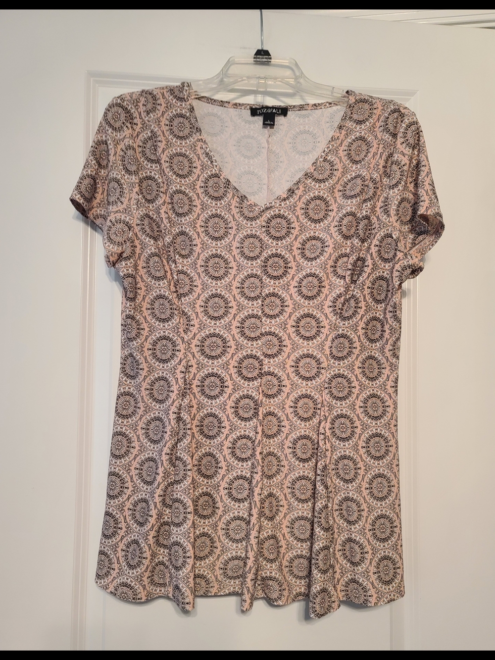 Roz & Ali Women's Sz L Pink & Black Medallion Print Swing Top w/ V-Neck